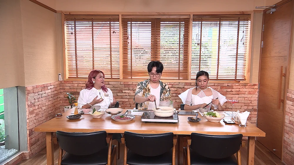 Nguyên Thảo cùng hai trưởng phòng thưởng thức món ăn.