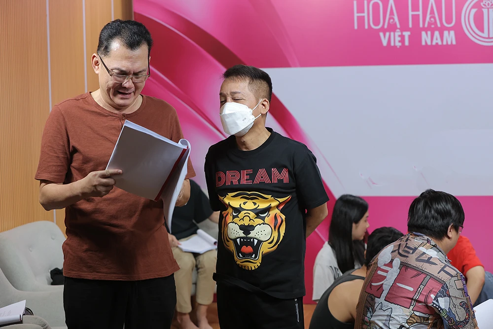 Nghệ sĩ Hữu Châu xem lại kịch bản.