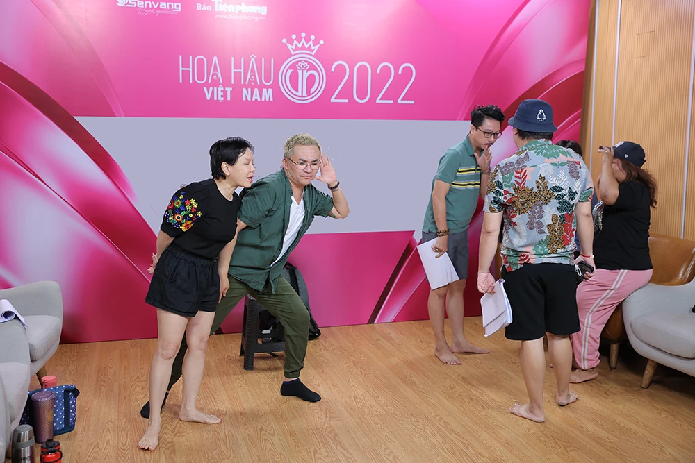 Việt Hương và Đại Nghĩa với vai Táo Đỏ và Táo Hồng.