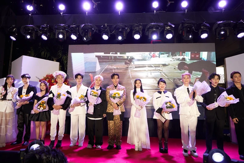 Êkíp thực hiện Khi ta hai lăm. Ảnh: NSX Êkíp thực hiện Khi ta hai lăm. Ảnh: NSX