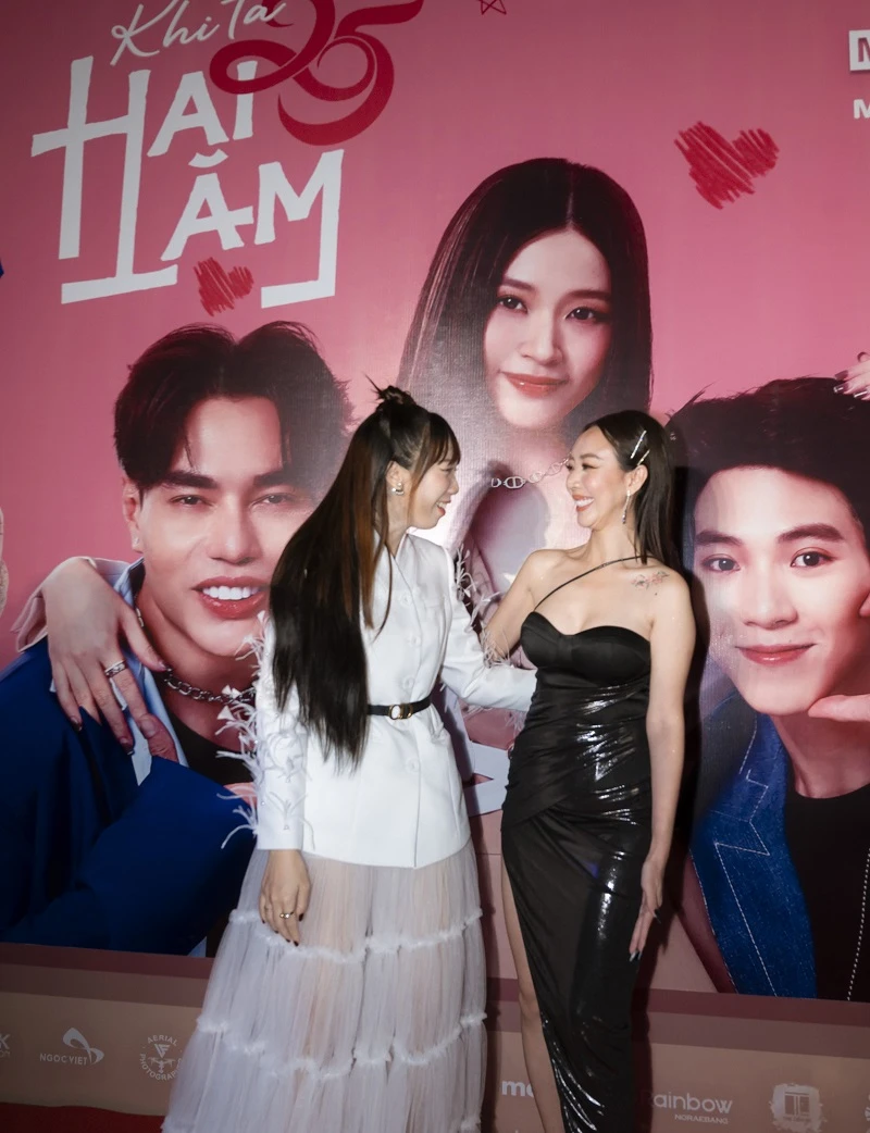 Thu Trang đến chúc mừng đàn em. Thu Trang đến chúc mừng đàn em.