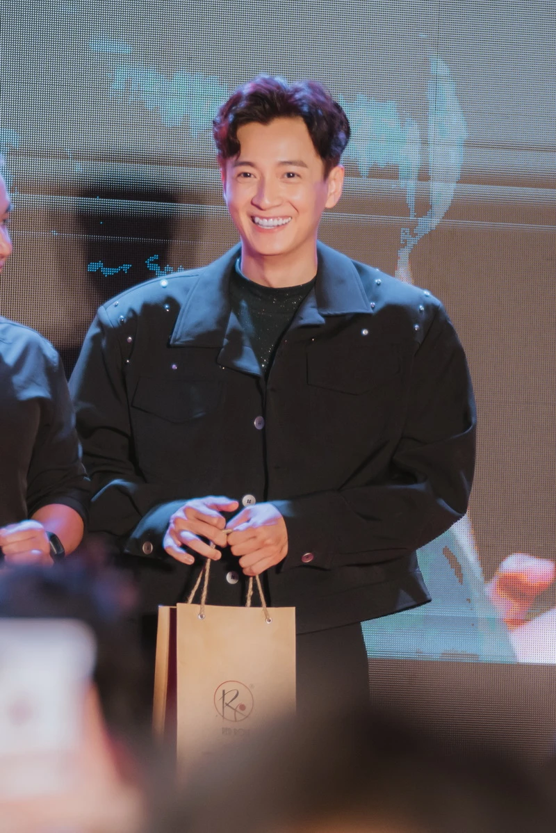 Ngô Kiến Huy. Ngô Kiến Huy.