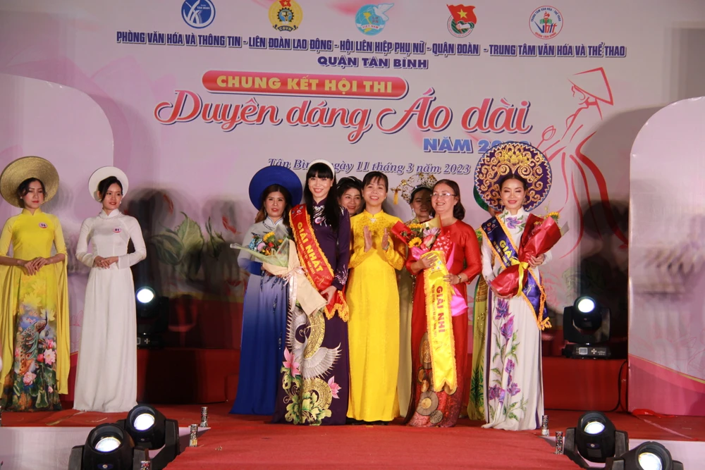 Bà Lê Thị Thu Sương trao giải cá nhân cho các thí sinh.