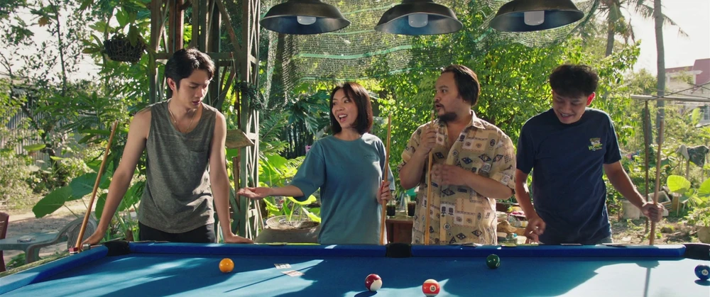 Nhót (Thu Trang) và những chàng trai trong xóm.