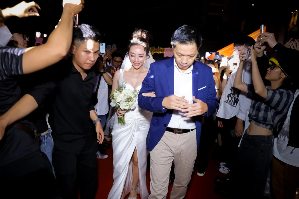 Thu Trang hóa cô dâu, Thái Hòa với hình ảnh dắt tay con gái đi trên thảm đỏ.