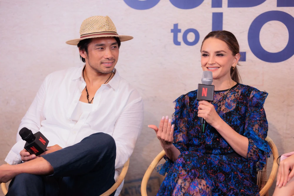Scott Ly và Rachael Leigh Cook tại sự kiện.