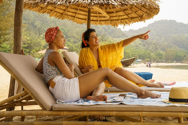 Khách du lịch trong A Tourist’s Guide to Love khám phá các bãi biển trong veo ở Đà Nẵng.