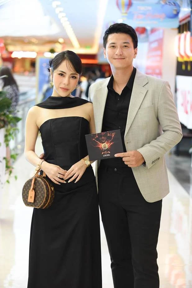 Cặp đôi Bạch Lan Phương - Huỳnh Anh tình tứ tại sự kiện.