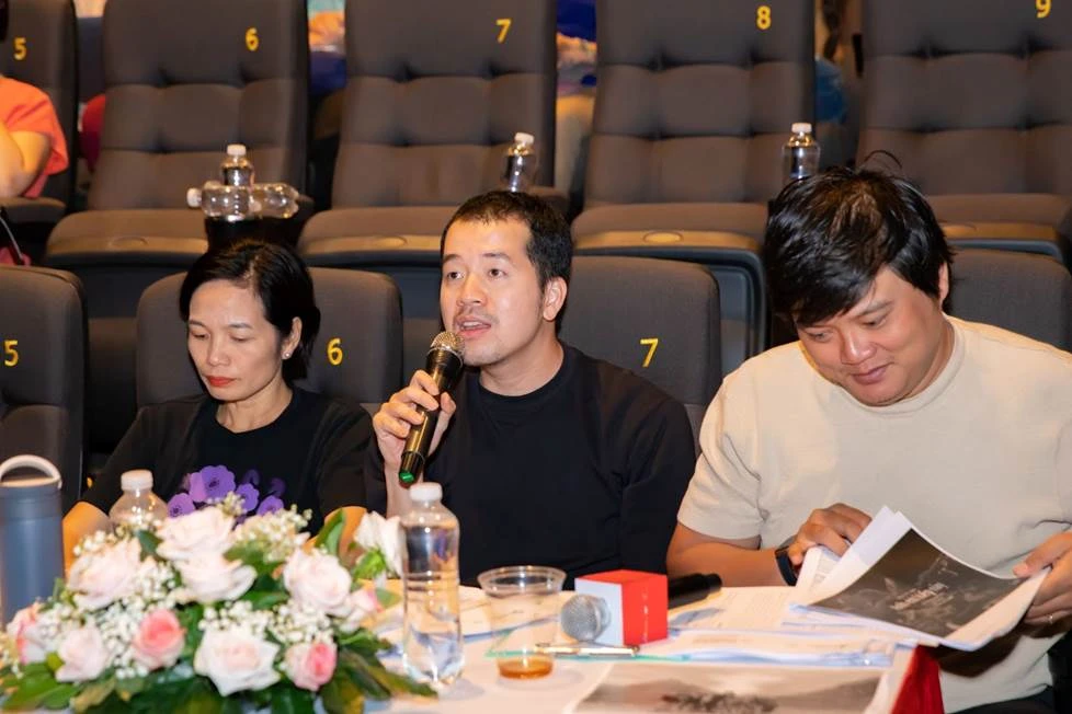 Hội đồng thẩm định trao đổi với các thí sinh tốp 14 về dự án. Hội đồng thẩm định trao đổi với các thí sinh tốp 14 về dự án.