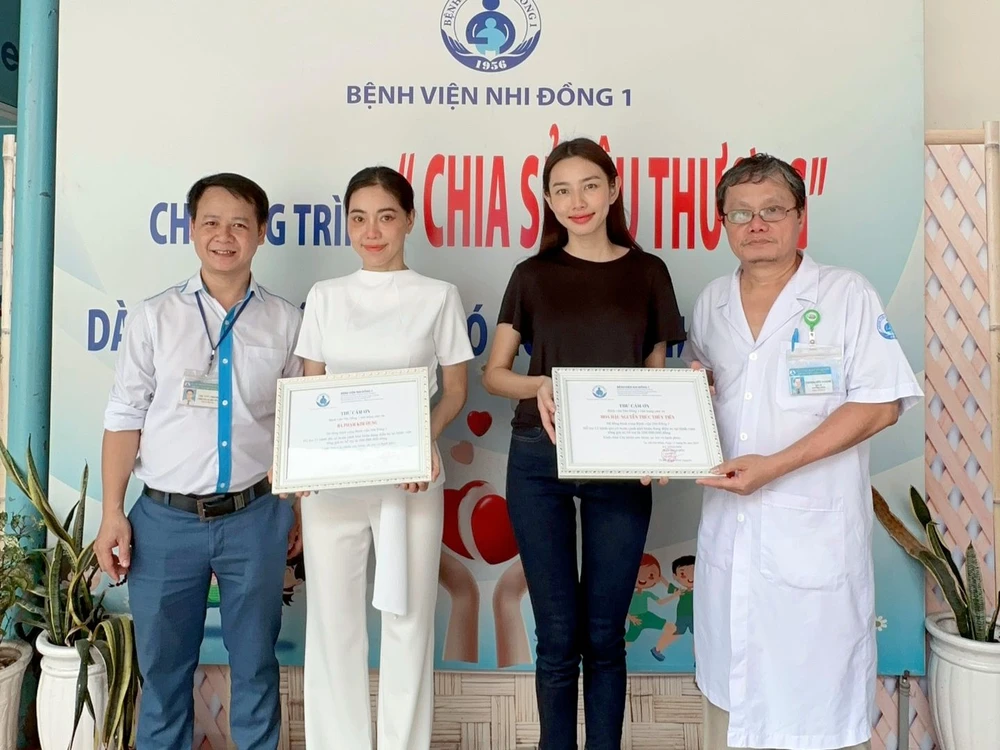 Thùy Tiên đi từ thiện.