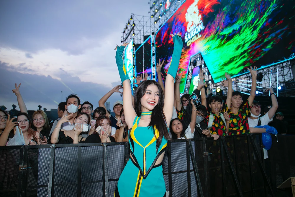 Kiều Loan cùng người hâm mộ tại chương trình.