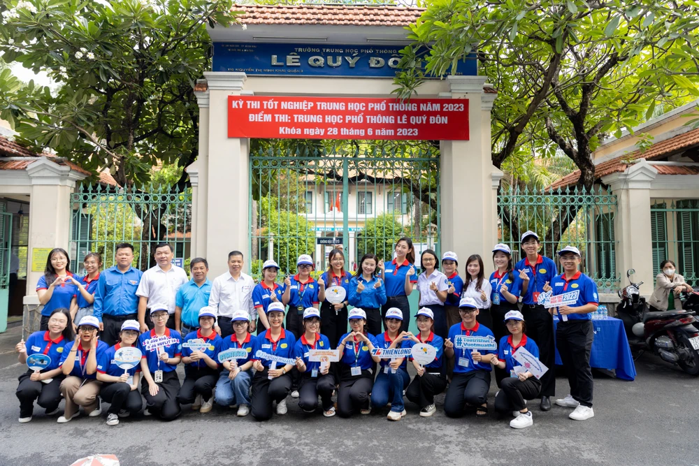 Ảnh chụp chung các tình nguyện viên tại trường THPT Lê Quý Đôn.
