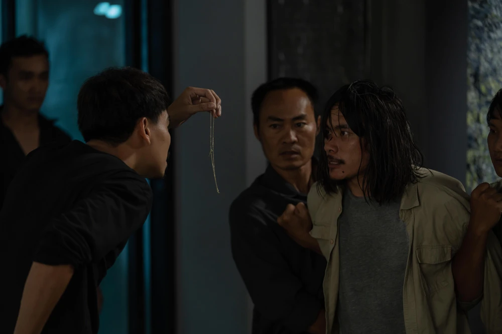 Diễn viên Kiều Minh Tuấn bị các băng đảng bắt trong phim.