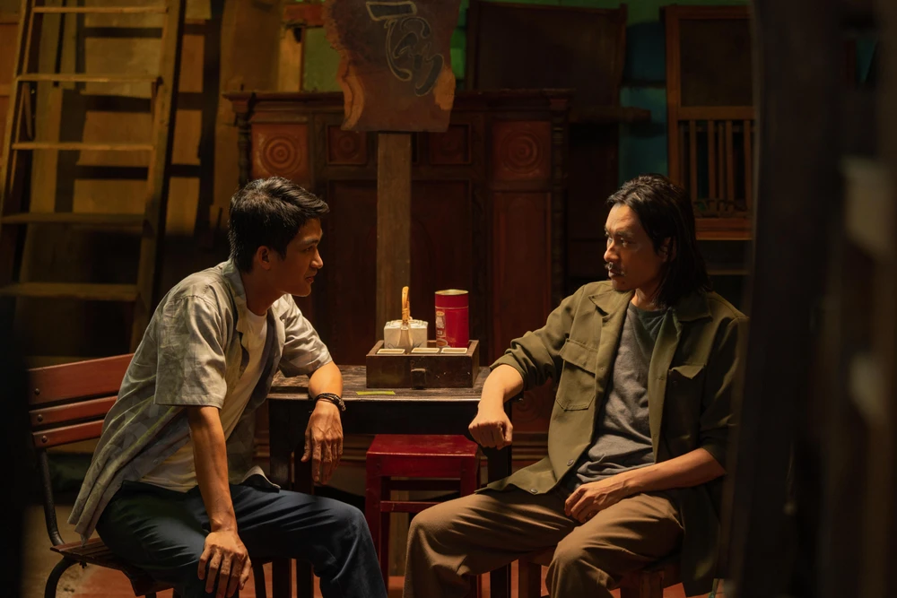 Diễn viên Mạc Văn Khoa tư vấn Kiều Minh Tuấn về cách đối đầu với băng đảng xã hội trong phim.