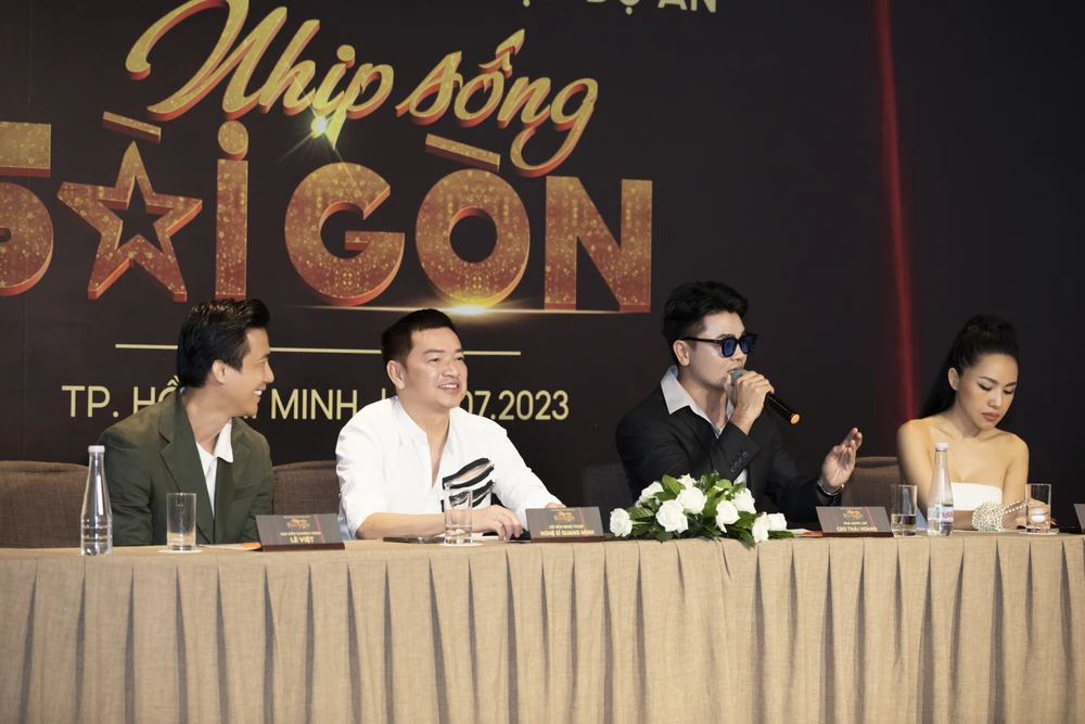 Ban tổ chức trao đổi với khán giả và khách mời tại sự kiện.