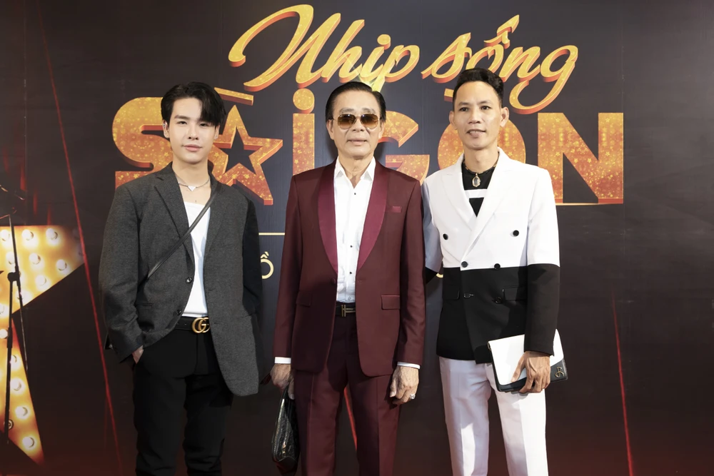 Khách mời cùng nhau chụp hình tại thảm đỏ của sự kiện.