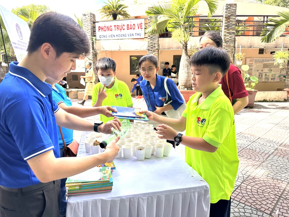 Các bạn đoàn viên thích thú khi tham gia các chương trình.