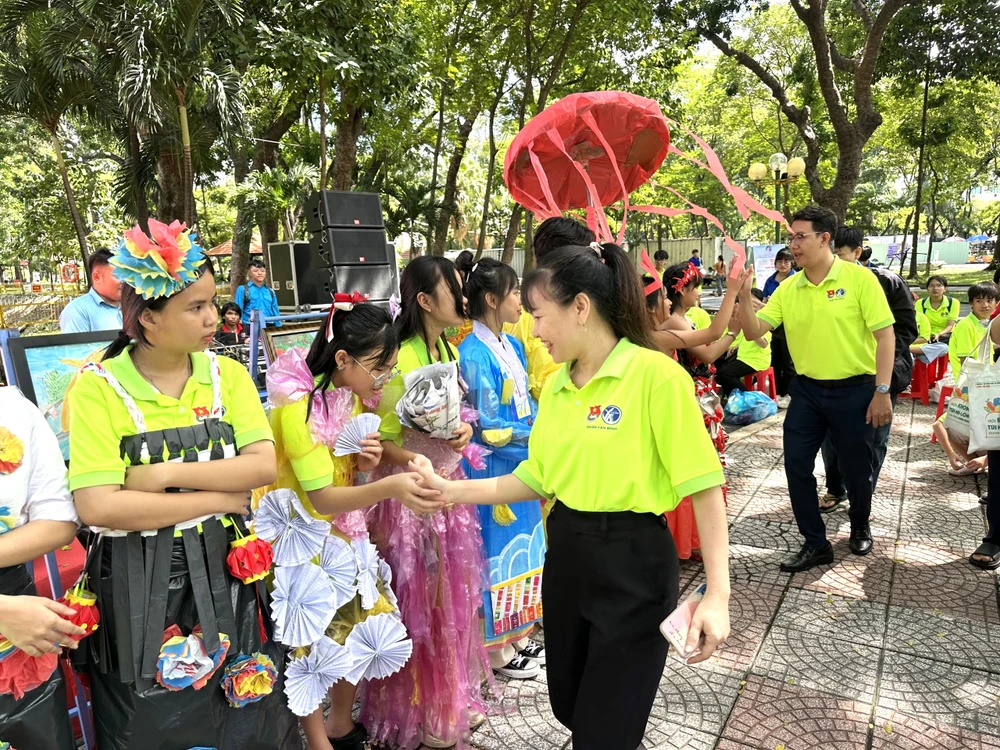 Các em thiếu nhi giao lưu với ban tổ chức tại Ngày hội sống xanh. Ảnh: Quận Tân Bình