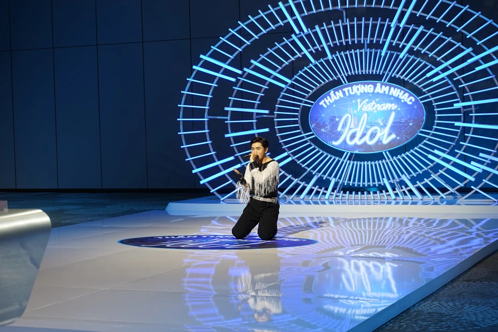 Thí sinh Lương Nhất Huy tự tin trình diễn tại chương trình với trang phục đậm chất dancesport vừa thể hiện ca khúc tự sáng tác kết hợp những bước nhảy uyển chuyển. Ảnh: NSX