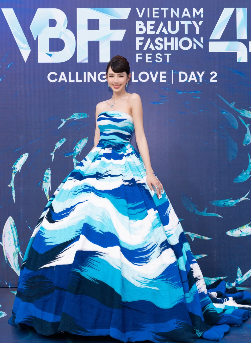 Hoa hậu Thuỳ Tiên xuất hiện tại thảm đỏ với chiếc đầm lung linh như nàng công chúa bước ra từ truyện cổ tích.