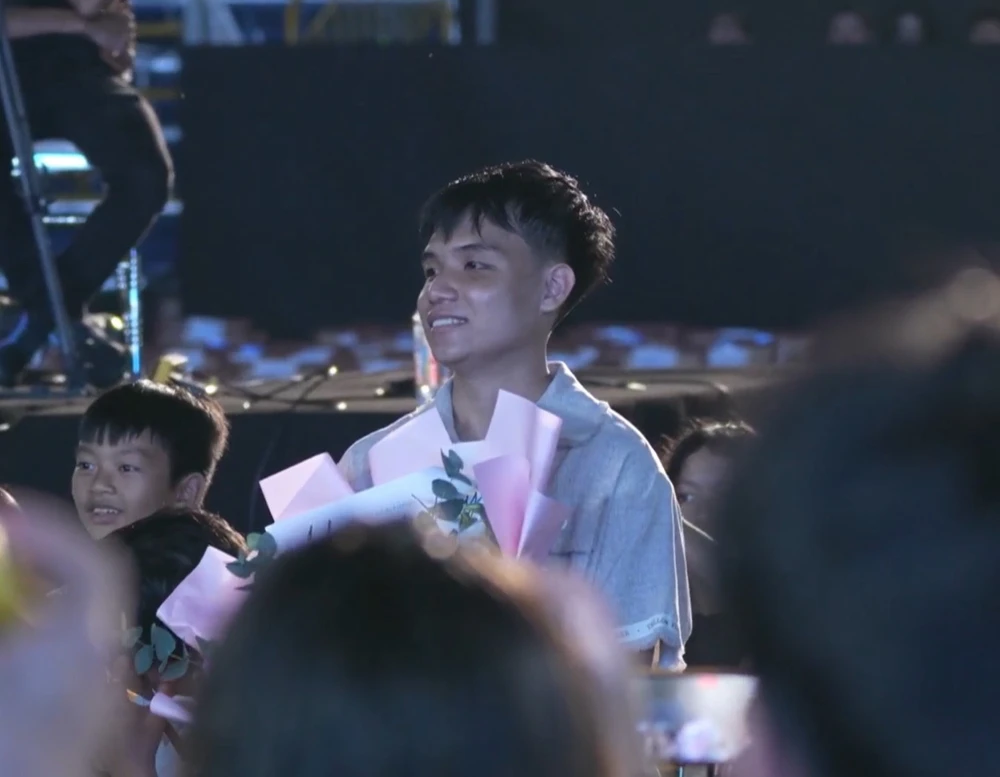 Bạn trai của tân Hoa hậu xuất hiện tại buổi họp báo.