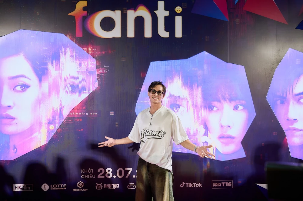 Lãnh Thanh xuất hiện với phong cách năng động. Lãnh Thanh xuất hiện với phong cách năng động.