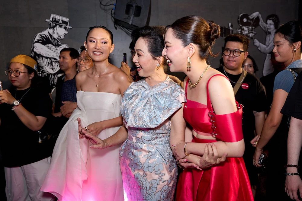 NSND Lê Khanh được Thảo Tâm và Hồ Thu Anh hộ tống trên thảm đỏ. NSND Lê Khanh được Thảo Tâm và Hồ Thu Anh hộ tống trên thảm đỏ.