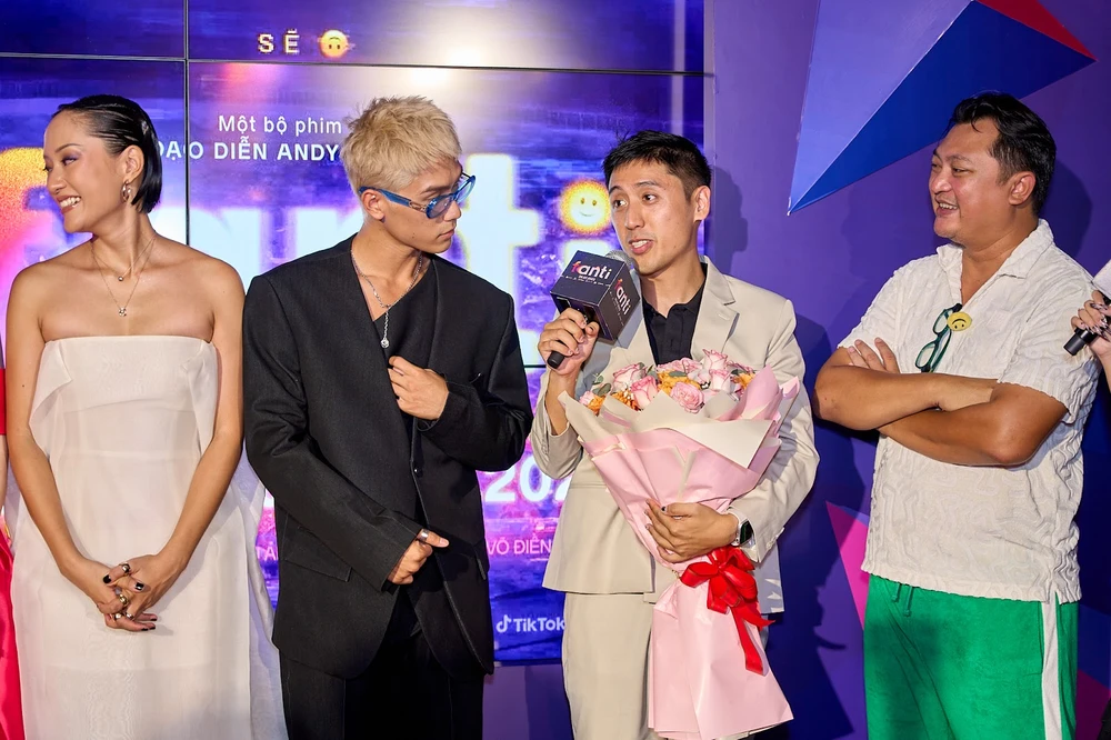 Đạo diễn Andy Nguyễn gửi lời cảm ơn đến nhà đầu tư và các cộng sự. Đạo diễn Andy Nguyễn gửi lời cảm ơn đến nhà đầu tư và các cộng sự.