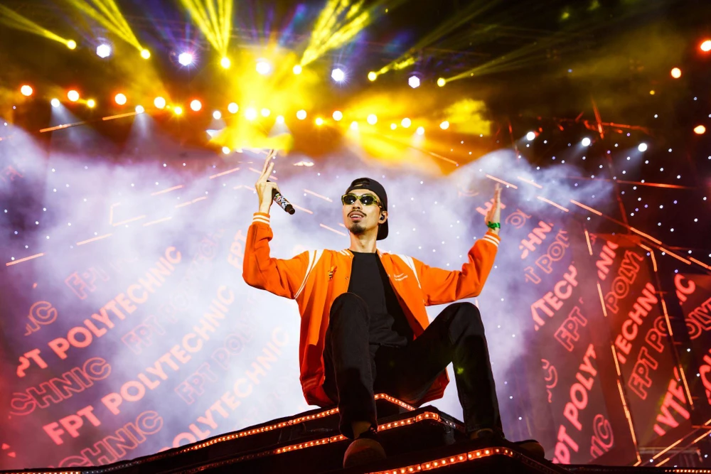 Rapper Đen hết mình cùng sinh viên trong Happy Bee 11.