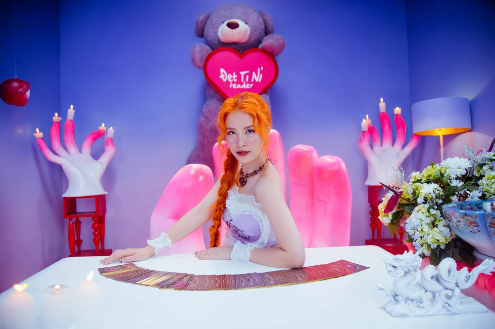 Nữ ca sĩ hóa thân thành người xem bài tarot. Nữ ca sĩ hóa thân thành người xem bài tarot.