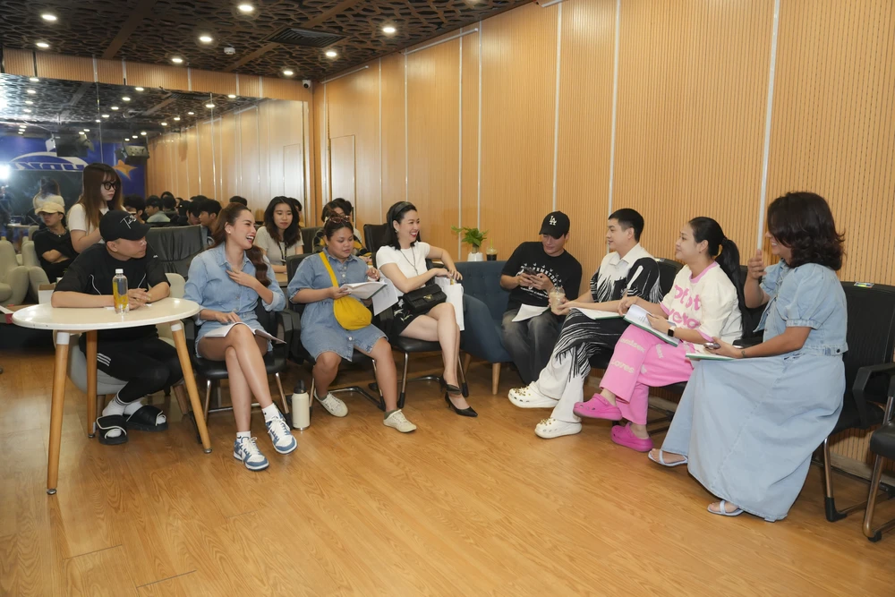 Hoa hậu Lê Hoàng Phương tập thoại cùng các anh chị em nghệ sĩ.jpg