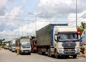 Siết chặt giấy xét nghiệm, tuyến đường nối Long An - TP.HCM kẹt xe hơn chục km
