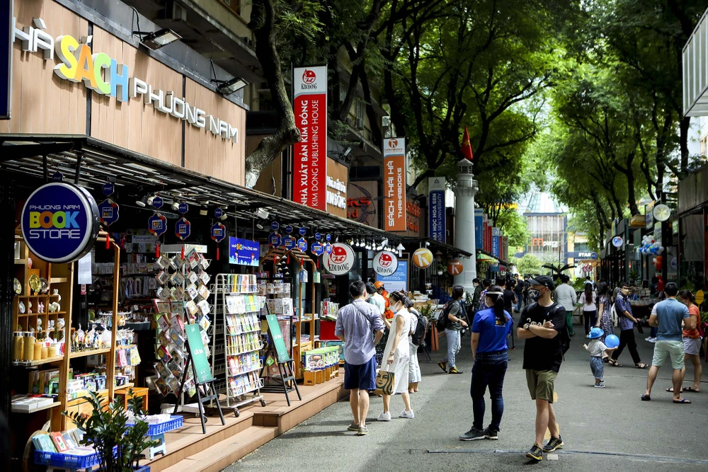 Mở cửa đường sách TP.HCM: Cuộc sống đang dần bình thường trở lại ảnh 1