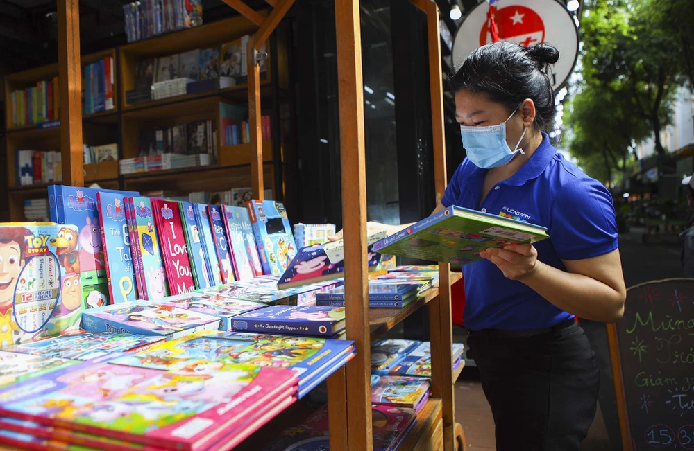 Mở cửa đường sách TP.HCM: Cuộc sống đang dần bình thường trở lại ảnh 2