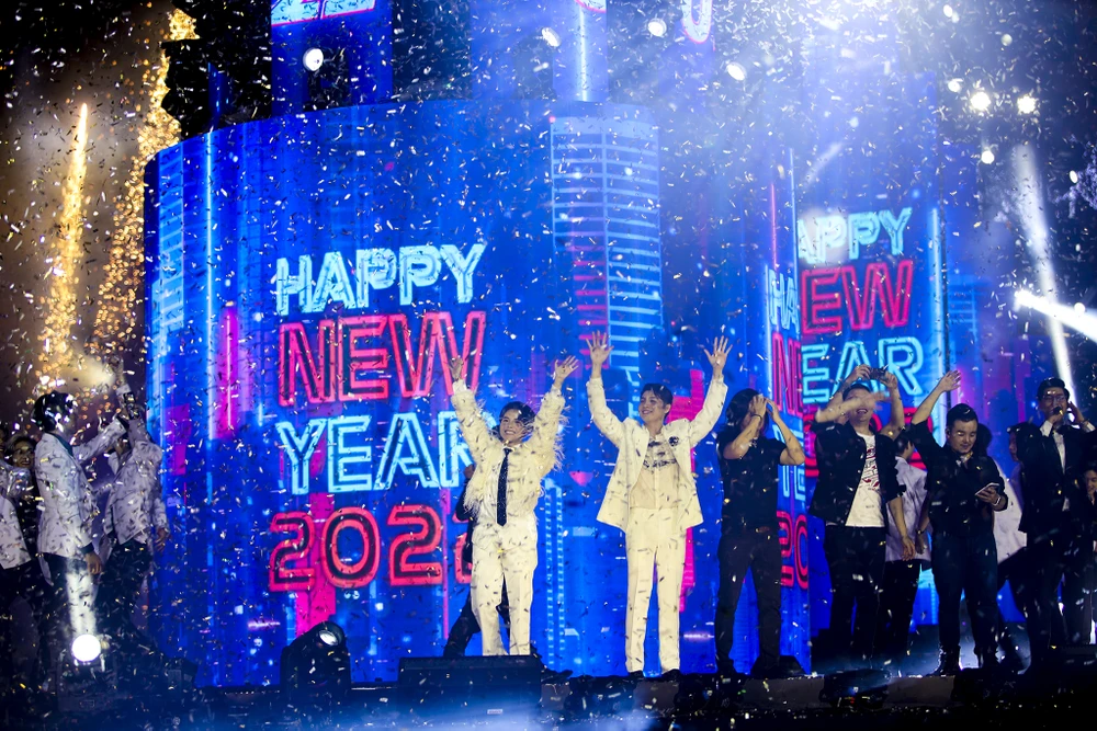 Nhộn nhịp đêm Countdown 2022 tại phố đi bộ Nguyễn Huệ ảnh 14