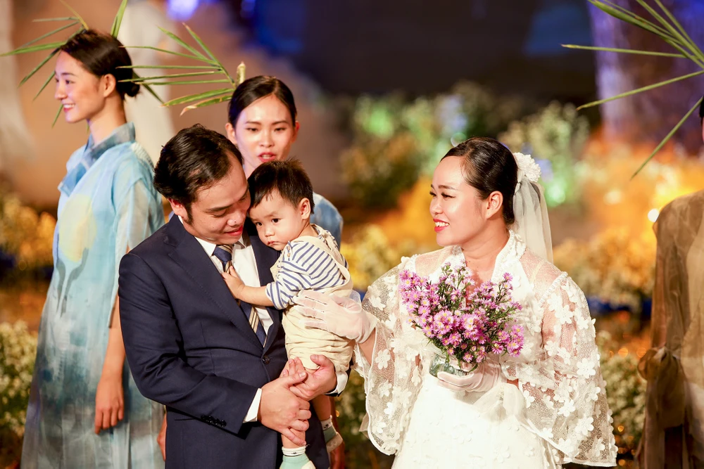 Lễ cưới xúc động của y bác sĩ tuyến đầu chống dịch ảnh 9