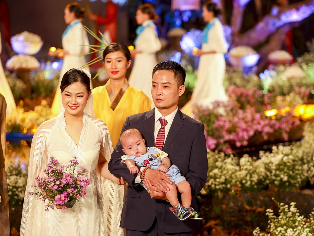 Lễ cưới xúc động của y bác sĩ tuyến đầu chống dịch ảnh 10