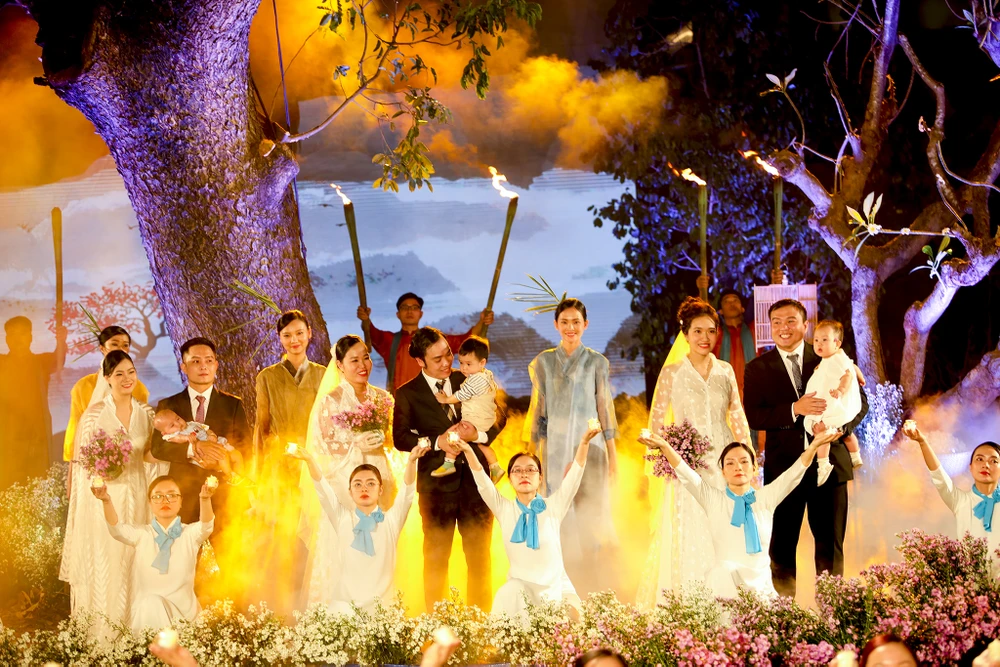 Lễ cưới xúc động của y bác sĩ tuyến đầu chống dịch ảnh 11