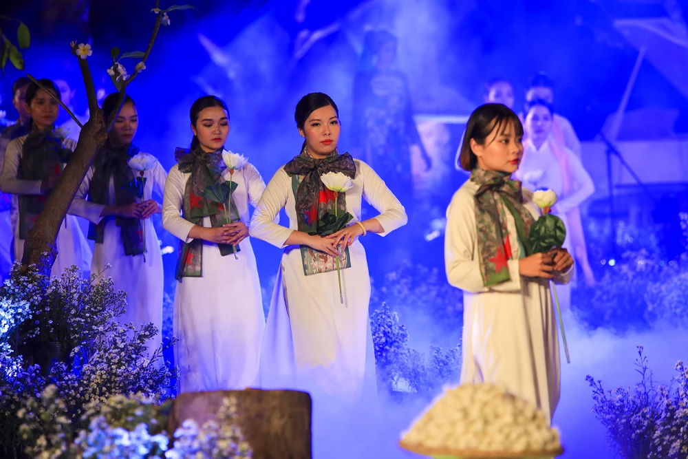 Lễ cưới xúc động của y bác sĩ tuyến đầu chống dịch ảnh 8