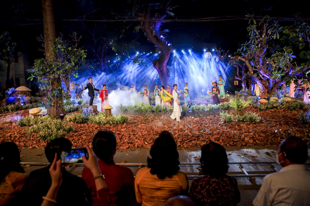 Lễ cưới xúc động của y bác sĩ tuyến đầu chống dịch ảnh 3