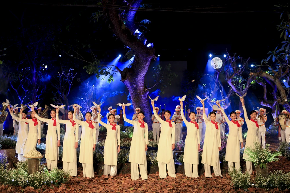 Lễ cưới xúc động của y bác sĩ tuyến đầu chống dịch ảnh 17