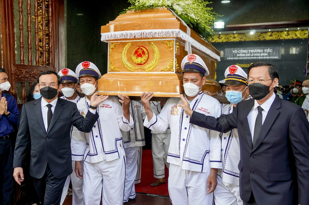 Nhiều người đứng trước trụ sở UBND TP.HCM chào tiễn biệt ông Lê Hòa Bình ảnh 14