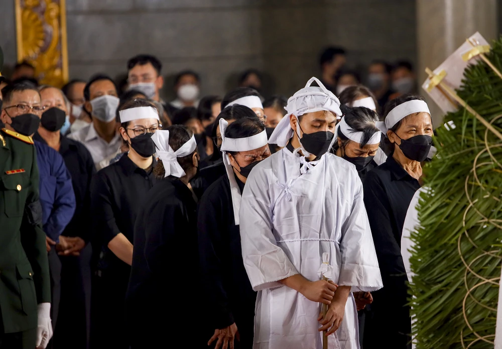 Nhiều người đứng trước trụ sở UBND TP.HCM chào tiễn biệt ông Lê Hòa Bình ảnh 15