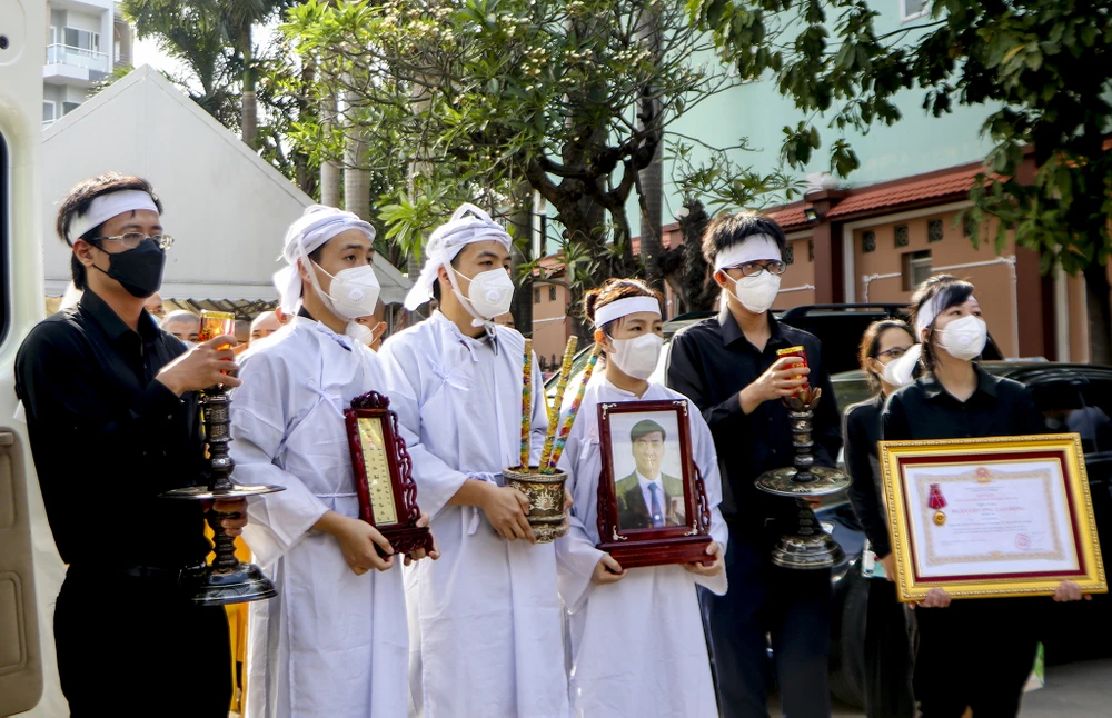 Nhiều người đứng trước trụ sở UBND TP.HCM chào tiễn biệt ông Lê Hòa Bình ảnh 13