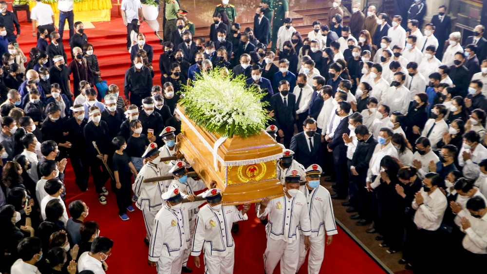 Nhiều người đứng trước trụ sở UBND TP.HCM chào tiễn biệt ông Lê Hòa Bình ảnh 11