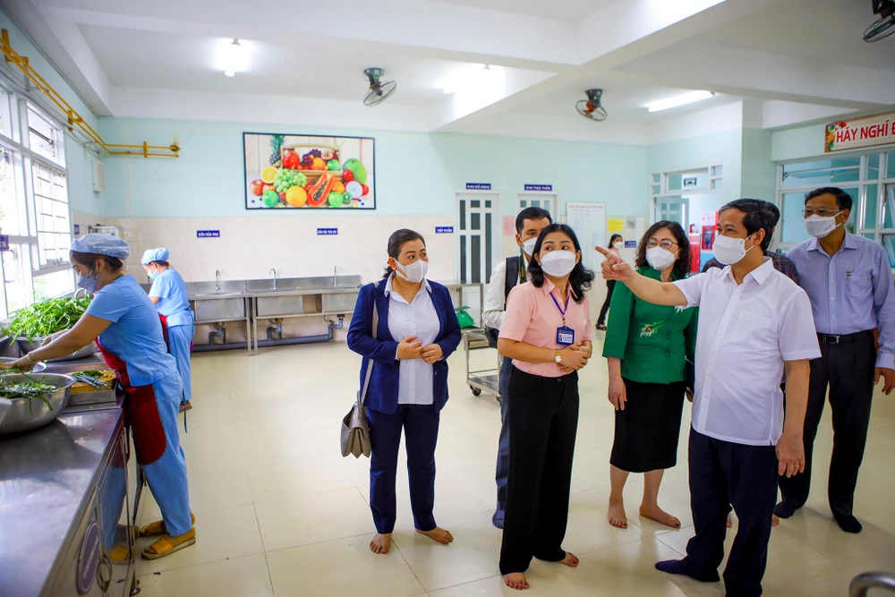 Bộ trưởng thăm khu vực bếp nhà trường.