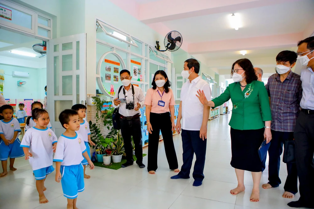 Bộ trưởng Bộ Giáo dục và Đào tạo Nguyễn Kim Sơn và đoàn công tác của Bộ Giáo dục và Đào tạo đến thăm và làm việc với Trường mầm non khu chế xuất Tân Thuận, quận 7, TP.HCM.