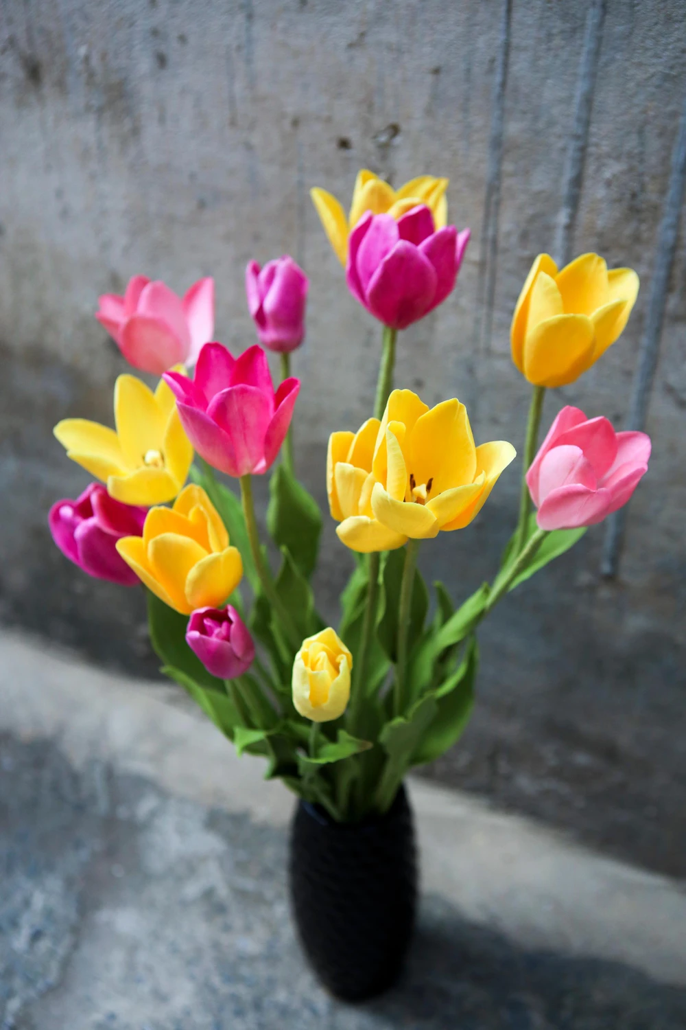 Những bông hoa được chị Trang chăm chút từ đường kẻ lá đến vân hoa.