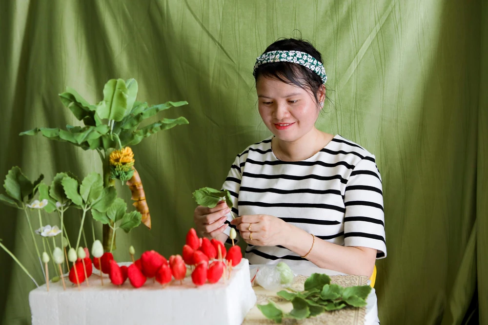 "Trong một lần tình cờ biết về nghệ thuật tạo hình từ đất sét, tôi bị hút hồn bởi những bông hoa xinh xắn được tạo ra từ nguyên liệu này. Ngay sau đó, tôi tìm hiểu, học hỏi để làm thử, từ đó nghiện công việc này lúc nào không hay." - Chị Trang chia sẻ.