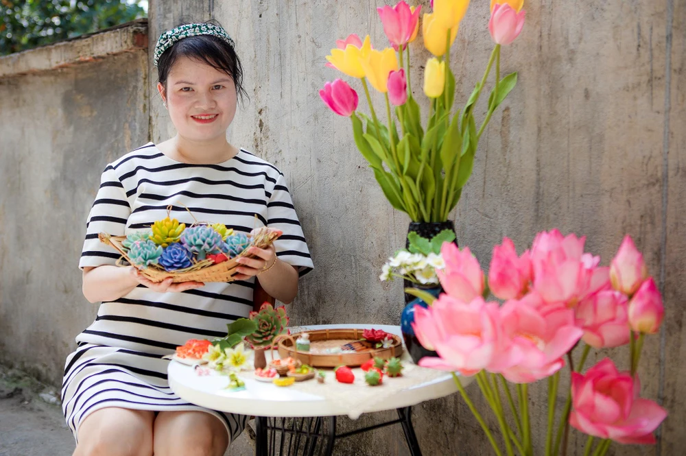Khoảng 1 năm trước, chị Lê Thị Trang quyết định từ bỏ công việc văn phòng ổn định để khởi nghiệp với nghề làm hoa đất sét, trái cây tí hon. Đến nay, những sản phẩm của chị được nhiều khách hàng đón nhận vì sự tinh xảo, tỉ mỉ, nhìn sống động như thật.